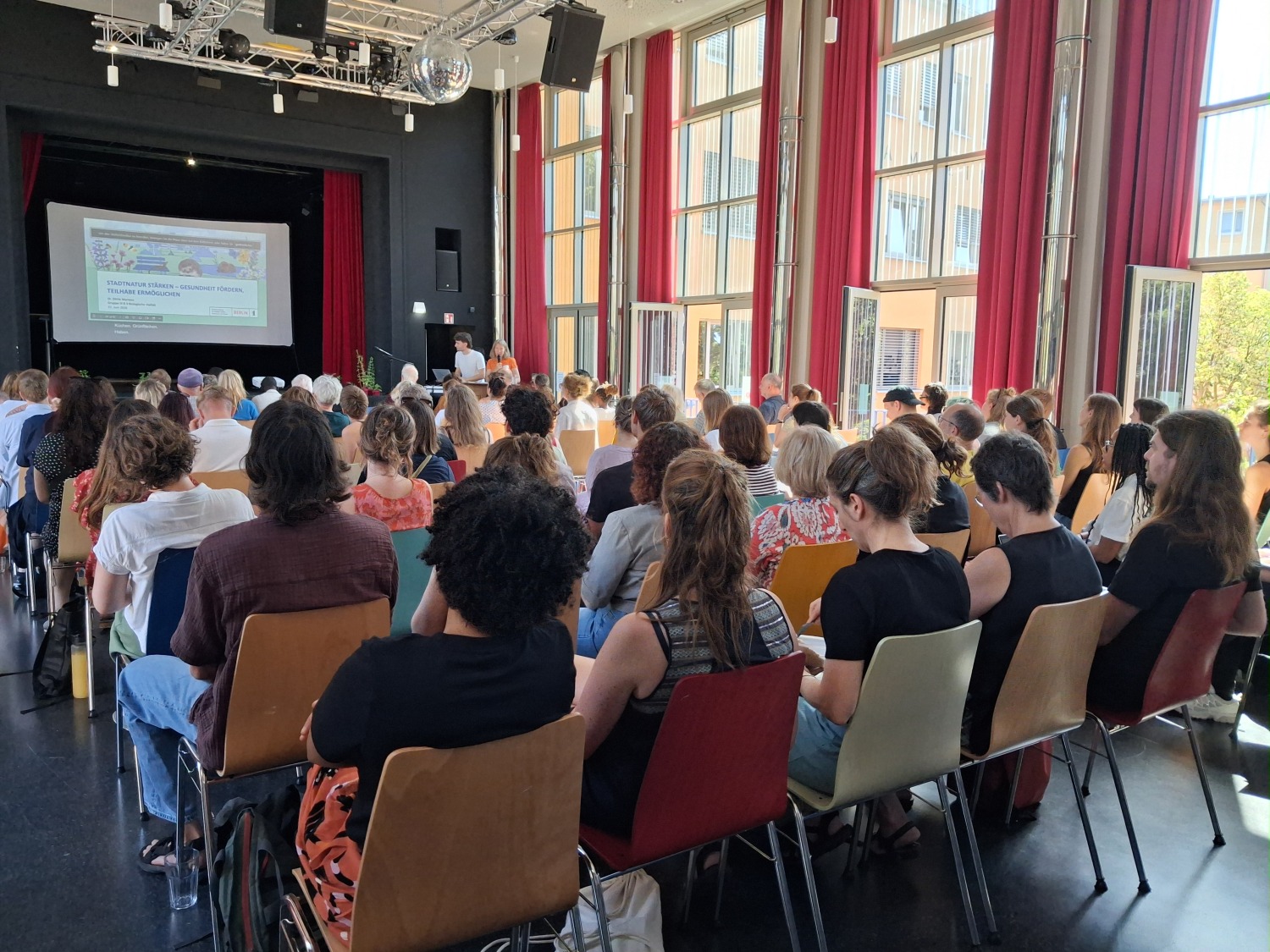 Fachtag Green Minds - healthy Environments: Blick auf die Teilnehmenden im Veranstaltungssaal
