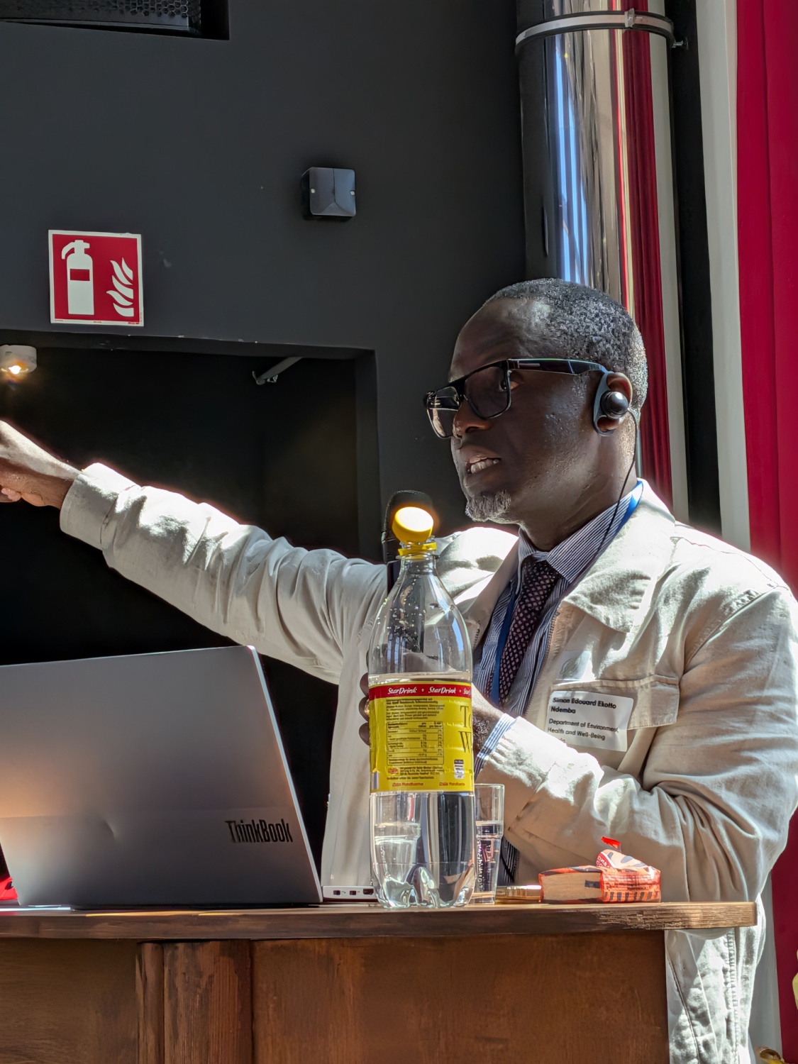 Herr Ekotto Ndemba aus dem Amt für Umweltschutz, Gesundheit und Wellbeing der Partnerstadt Douala hält einen Vortrag auf dem Fachtag
