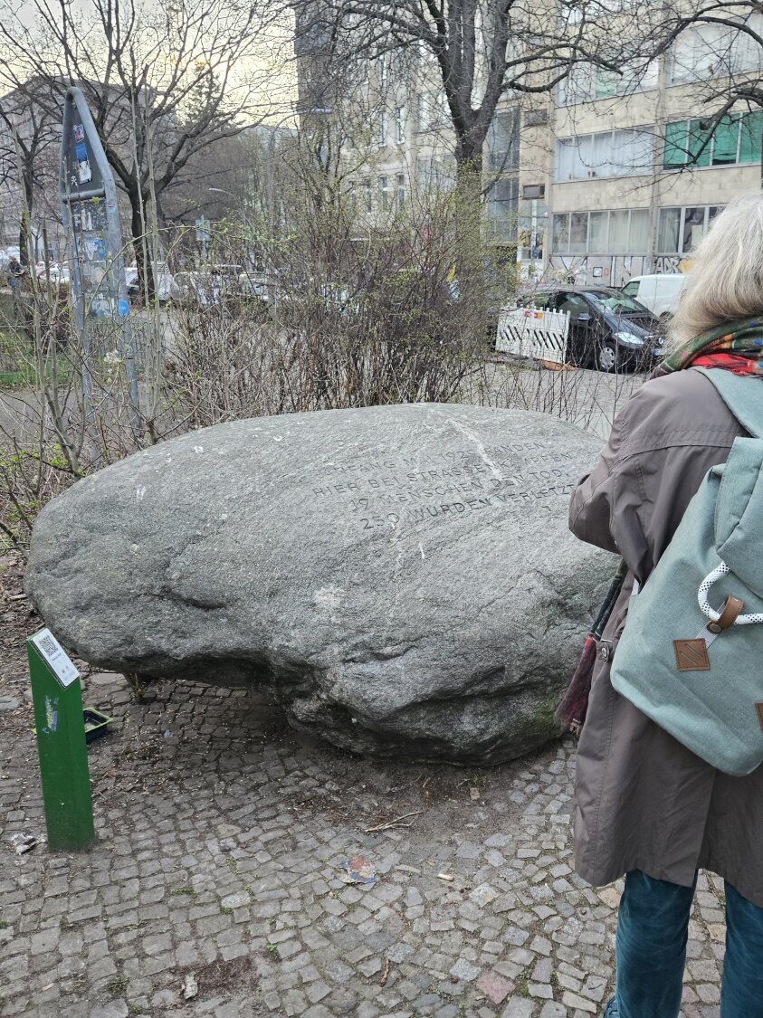 Menschen vor dem Gedenkstein zum "Blutmai" 1929