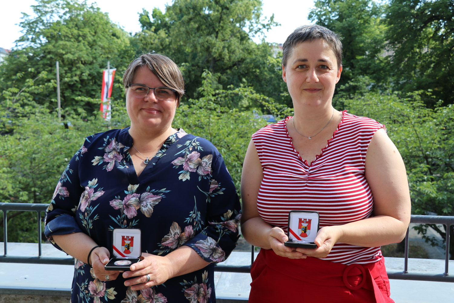 Die Preisträgerinnern der Bezirksverdienstmedaille 2025: Natalie Kulik und Dominique Hensel (v.l.).