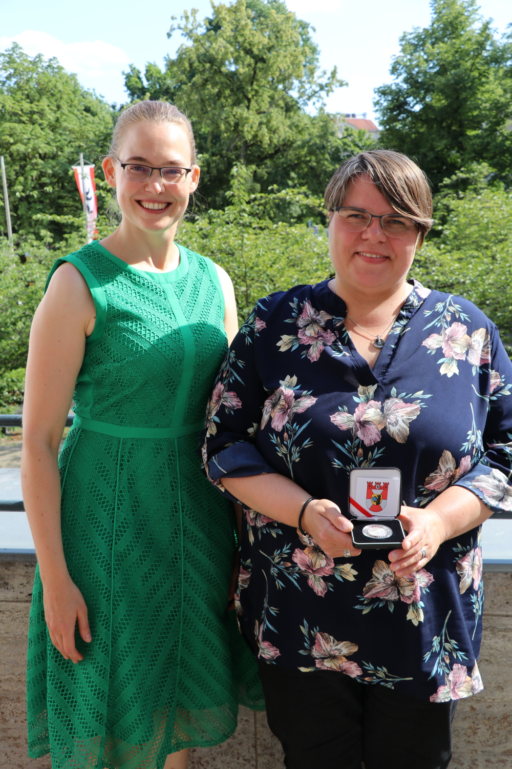 Preisträgerin Natalie Kulik mit Laudatorin Alexandra Bendzko.