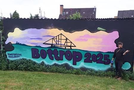 Es wurden in Abstimmung mit den Besitzer:innen auch zwei Garagenwände künstlerisch mit Graffiti gestaltet. Die Aktion Verschönerung des Stadtbildes hat von den Anwohnenden sehr viel Zuspruch erhalten.