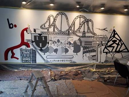 Ulrich Davids der Vorsitzende des Städtepartnerschaftsvereins dankte bei der Vorstellung der Projekte herzlich den Schülerinnen und Schülern auch im Namen des Bezirksamtes für die anspruchsvollen Arbeiten und auch dem Künstler Sebastian Grap für die gute Zusammenarbeit im Vorfeld und während der Woche mit den Schülerinnen und Schülern. Die Feinarbeiten hat Sebastian Grap mit dem Bottroper Graffitikünstler David Landgraf abgeschlossen.