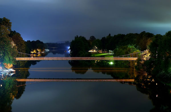 Drahtbrücke bei Nacht