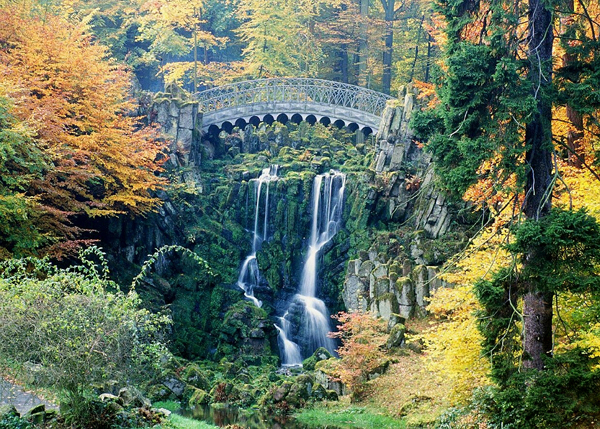 Teufelsbrücke mit Wasserfall