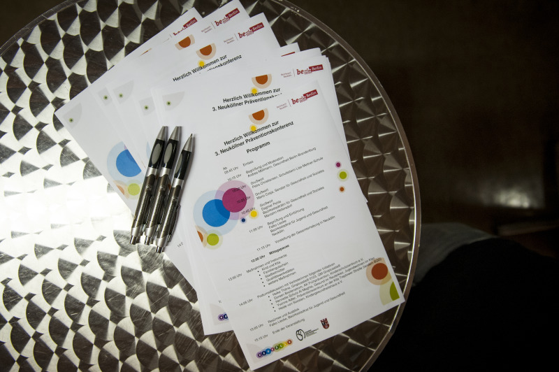 Veranstaltungsprogramme auf einem Tisch