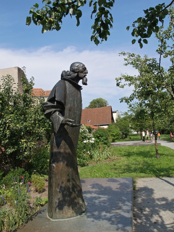 Comenius-Denkmal in der Gartenanlage des Böhmischen Dorfes 
