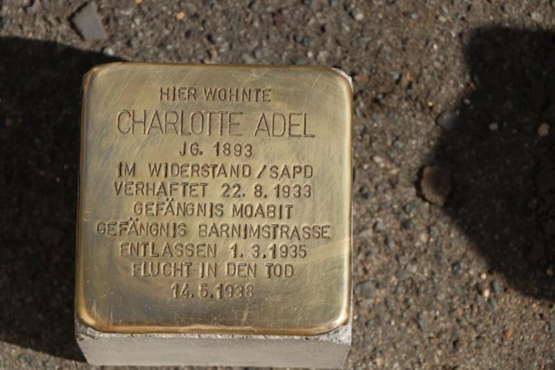 Der Stolperstein - eine kleine Gedenktafel zu Ehren von Charlotte