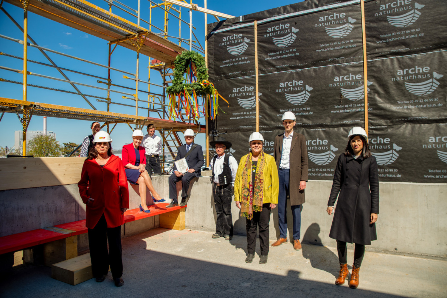 Gruppenbild beim Richtfest der Clay-Schule in Neukölln mit Richtkranz