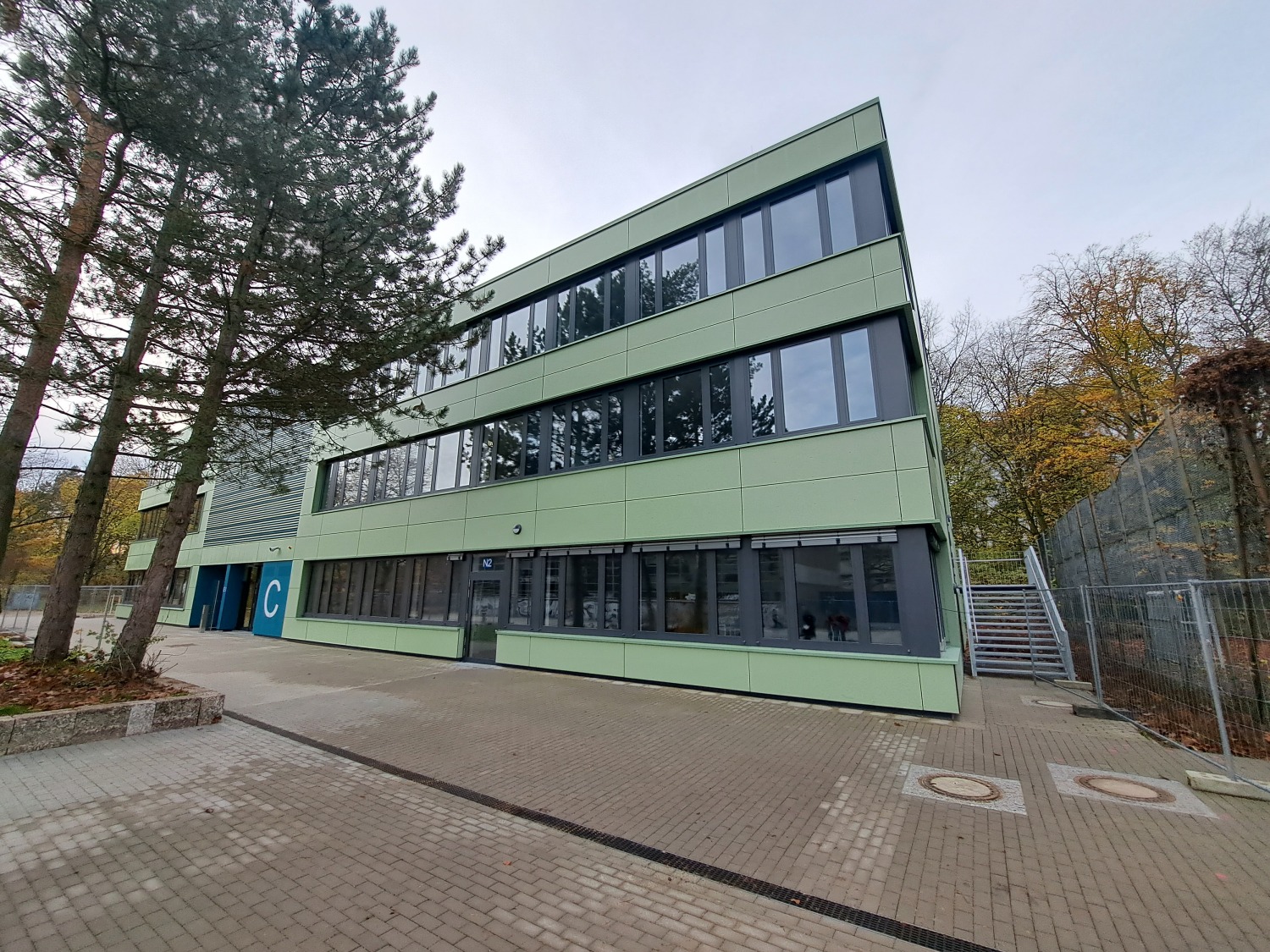 Vorderansicht Eingang MEB Schilling-Schule in Neukölln