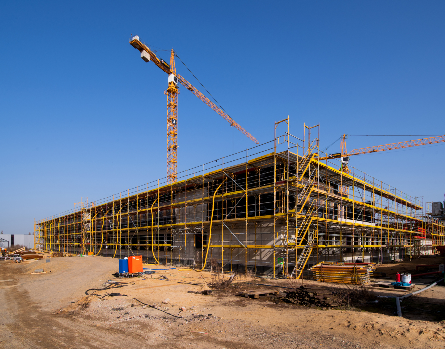 Gebäude umzäunt vom Baugerüst auf der Baustelle der Clay-Schule in Neukölln