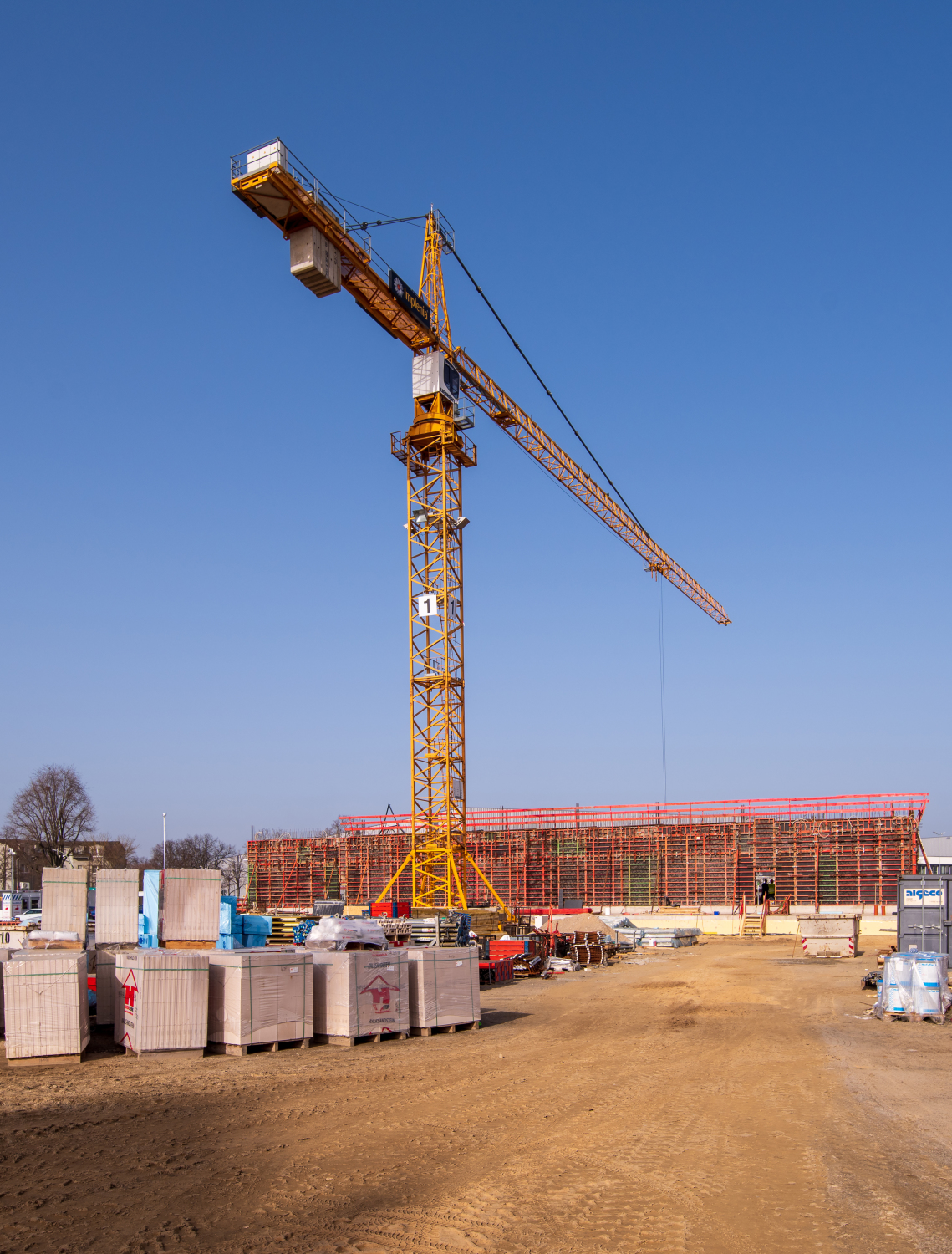 Ein Kran auf der Baustelle der Clay-Schule in Neukölln