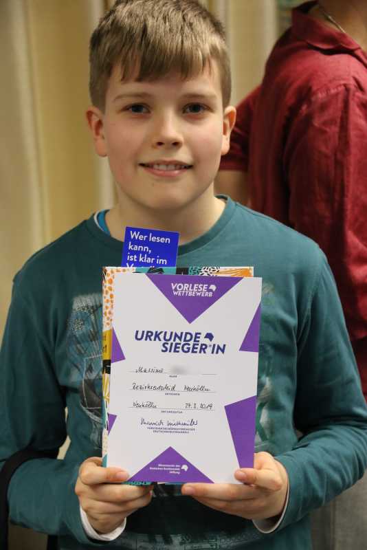 Massimo zeigt stolz seine Siegwerurkunde