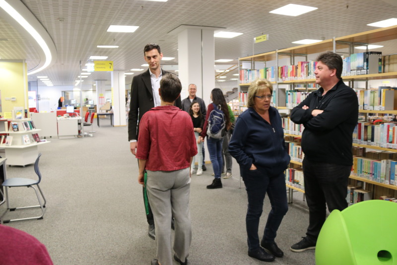 Der Bürgermeister wird durch Mitarbeiter der Bibliothek über den Wettbewerb und das Bewertungsverfahren informiert.