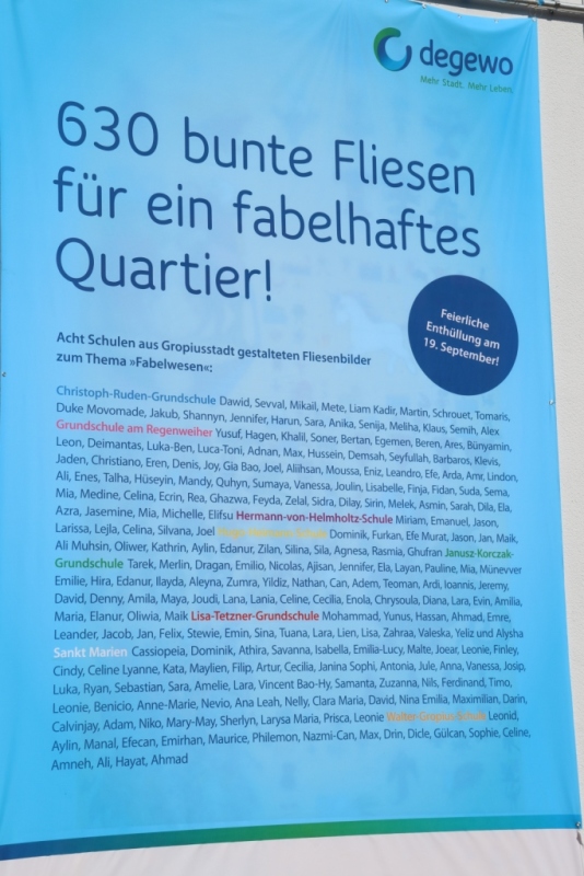 das Fliesengemälde ist noch mit einer Plane verhängt