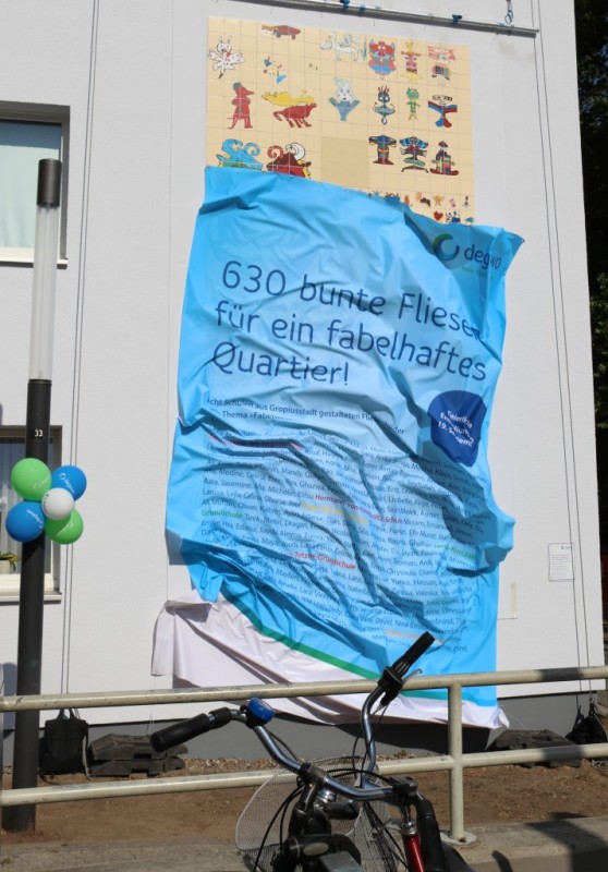 Einweihung des Fliesengemäldes am Rotraut-Richter-Platz mit Schüler/innen