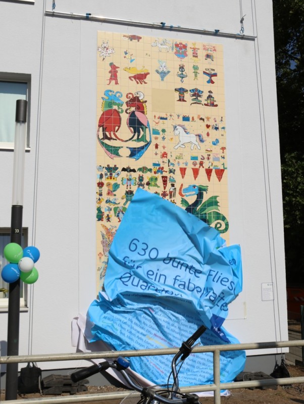 Einweihung des Fliesengemäldes am Rotraut-Richter-Platz mit Schüler/innen