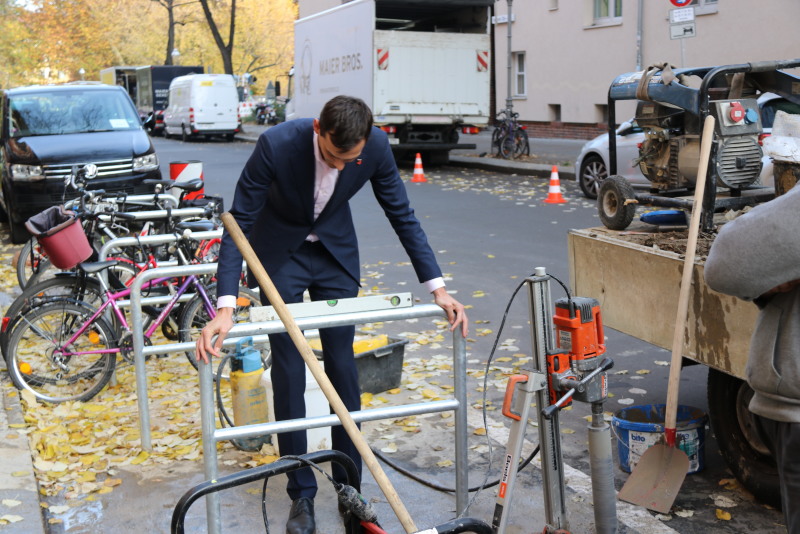 Neuköllner Bezirksbürgermeister setzt persönlich den 1000en Fahhradbügel ein