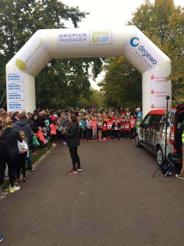 Die Teilnehmer*innen des 5. Gropiuslauf sammeln sich zum Start.