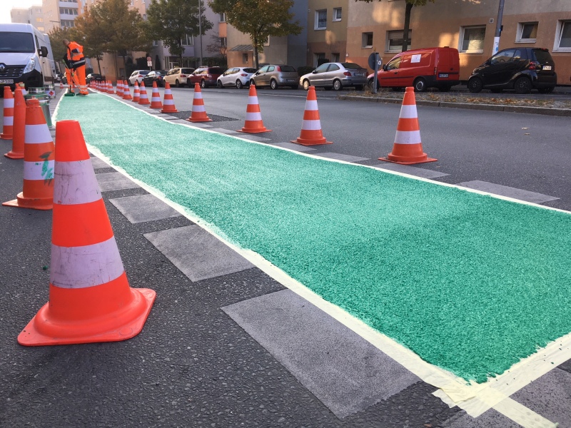 in der Werbellinstraße wird der Fahrradweg grün markiert