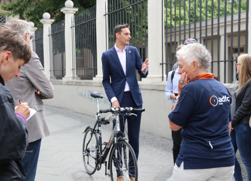 Bezirksbürgermietser Martin Hikel eröffnet den neuen geschützten Fahrradstreifen