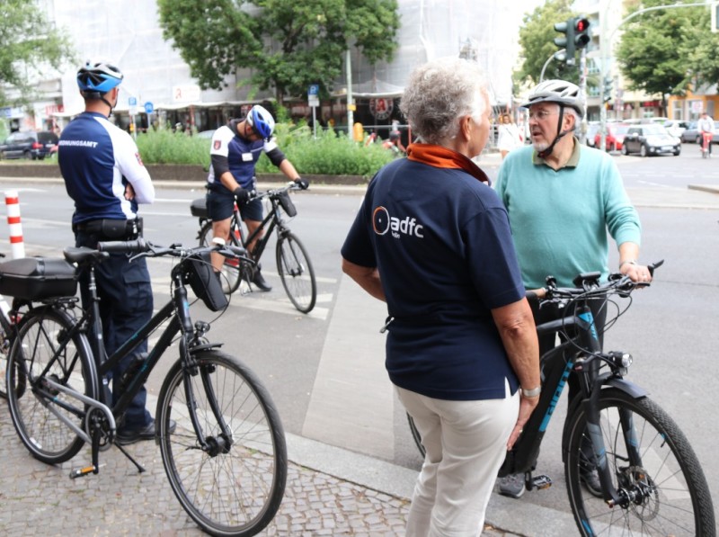 Auch Vertreter des Radfahrverbandes und von FahrRat sind mit ihren fahrrädern bei der Eeröffnugn der Protecte Bikelane dabei.