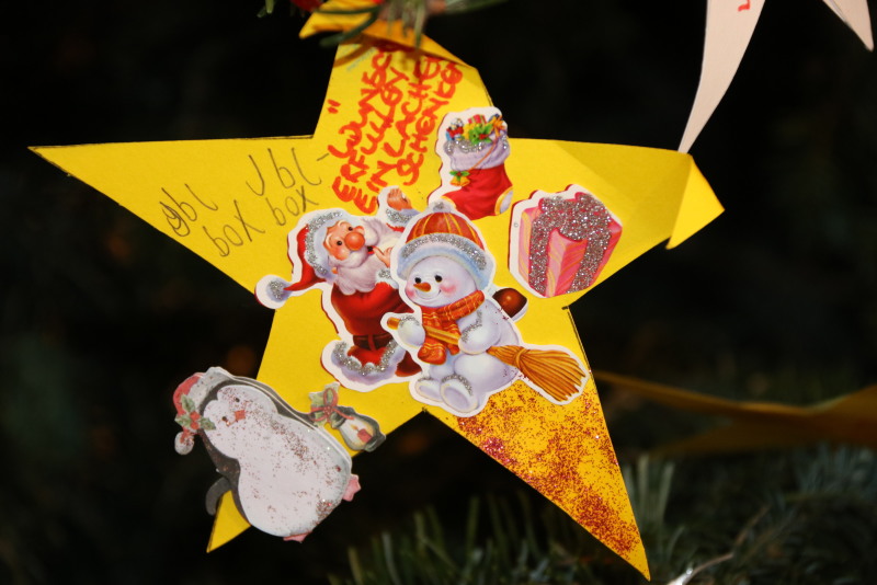 Kinder aus Pflege- und Betreuungseinrichtungen haben ihre Weihnachtswünswche in Sternform gebastelt und hängen diese jetzt an denNeuköllner Wunschbaum im Rathaus.