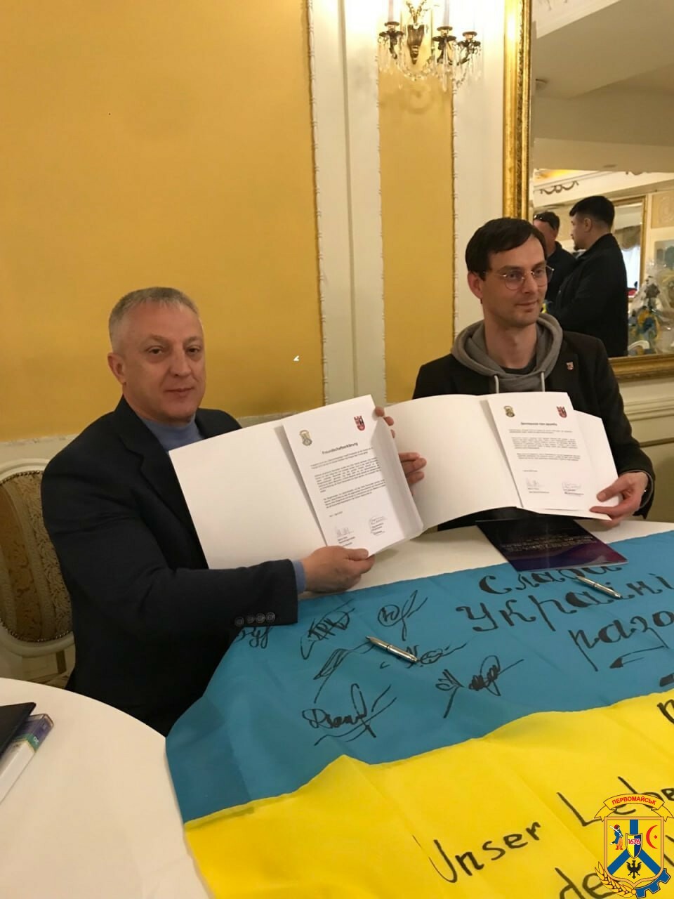 Unterzeichnung der Freundschaftserklärung durch die Bürgermeister von Pervomaisk und Neukölln