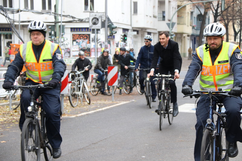 Gemeinsam mit dem Bezirksbürgermeister eroberten die ersten Radfahrenden die neue Fahrradstraße Weigandufer