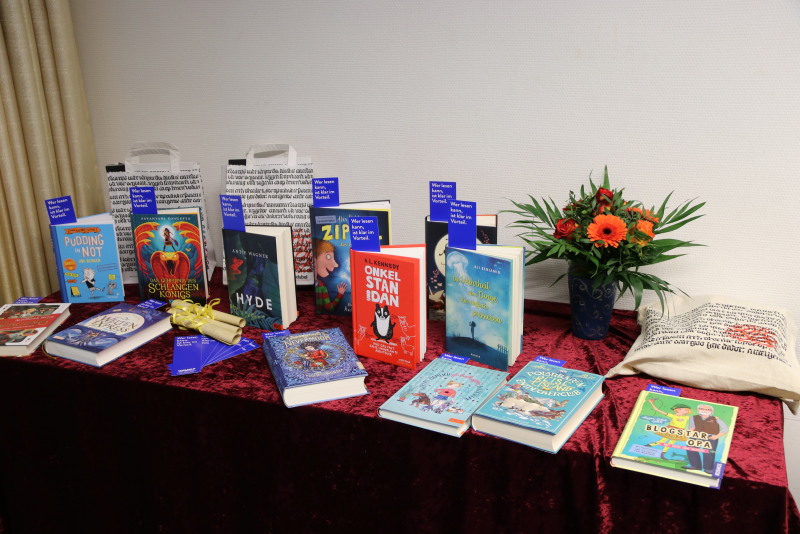 Beim Preisuasschreiben wurden zusätzlich Bücher und Buchgutscheine verlost.