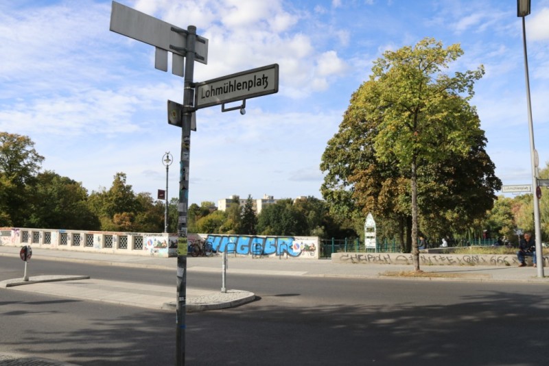 Der Uferputz von Schön wie wir an der Lohmühlenbrücke