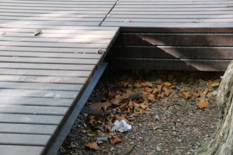 Der Uferputz von Schön wie wir an der Lohmühlenbrücke