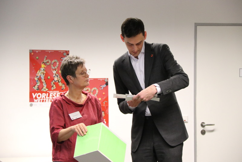 Der Bezirksbürgermeister Neuköllns zieht die gewinner des Preisausschreibens.