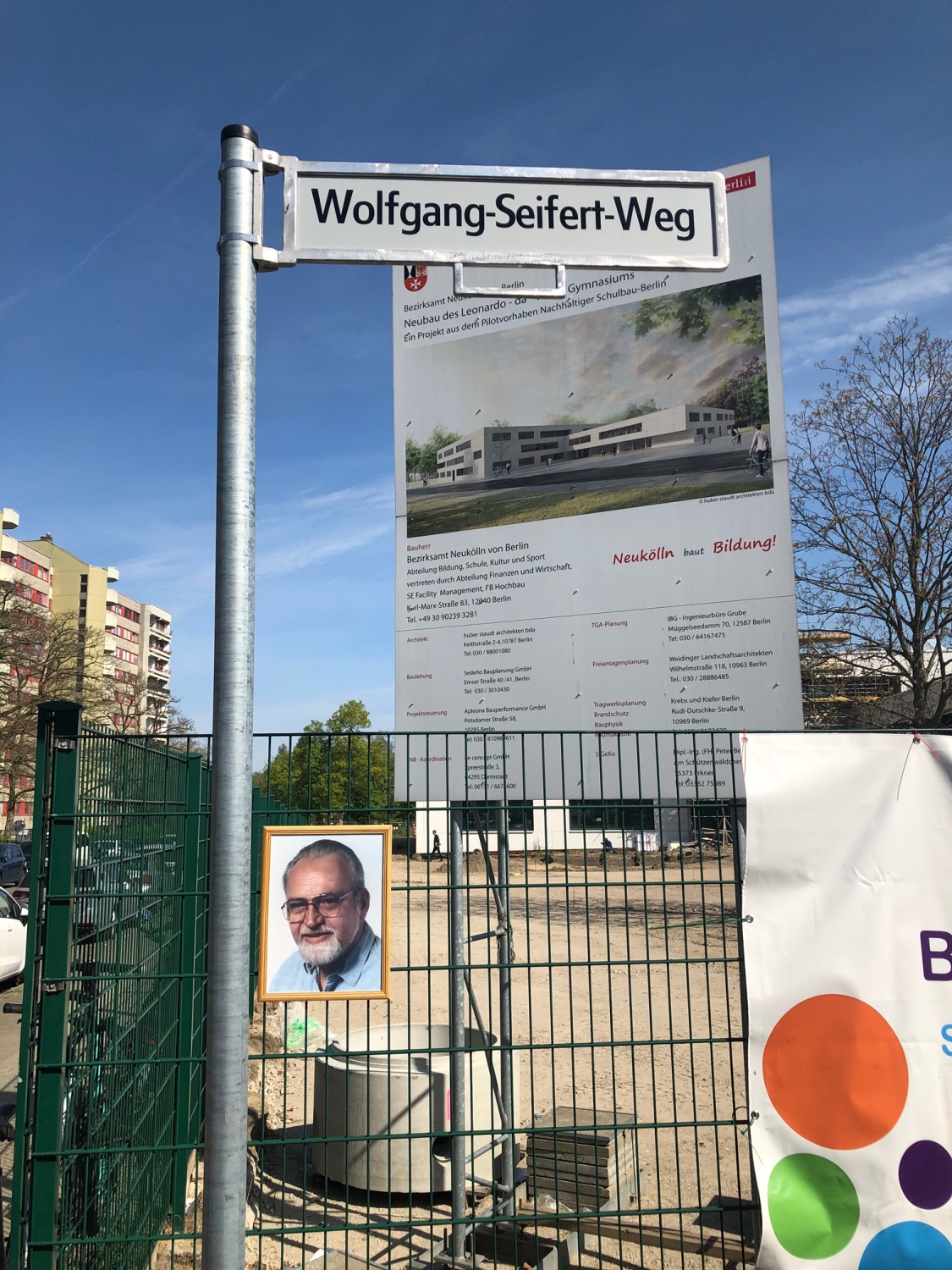Straßenschild vor der Baustelle des Leonardo da Vinci-Gymnasiums