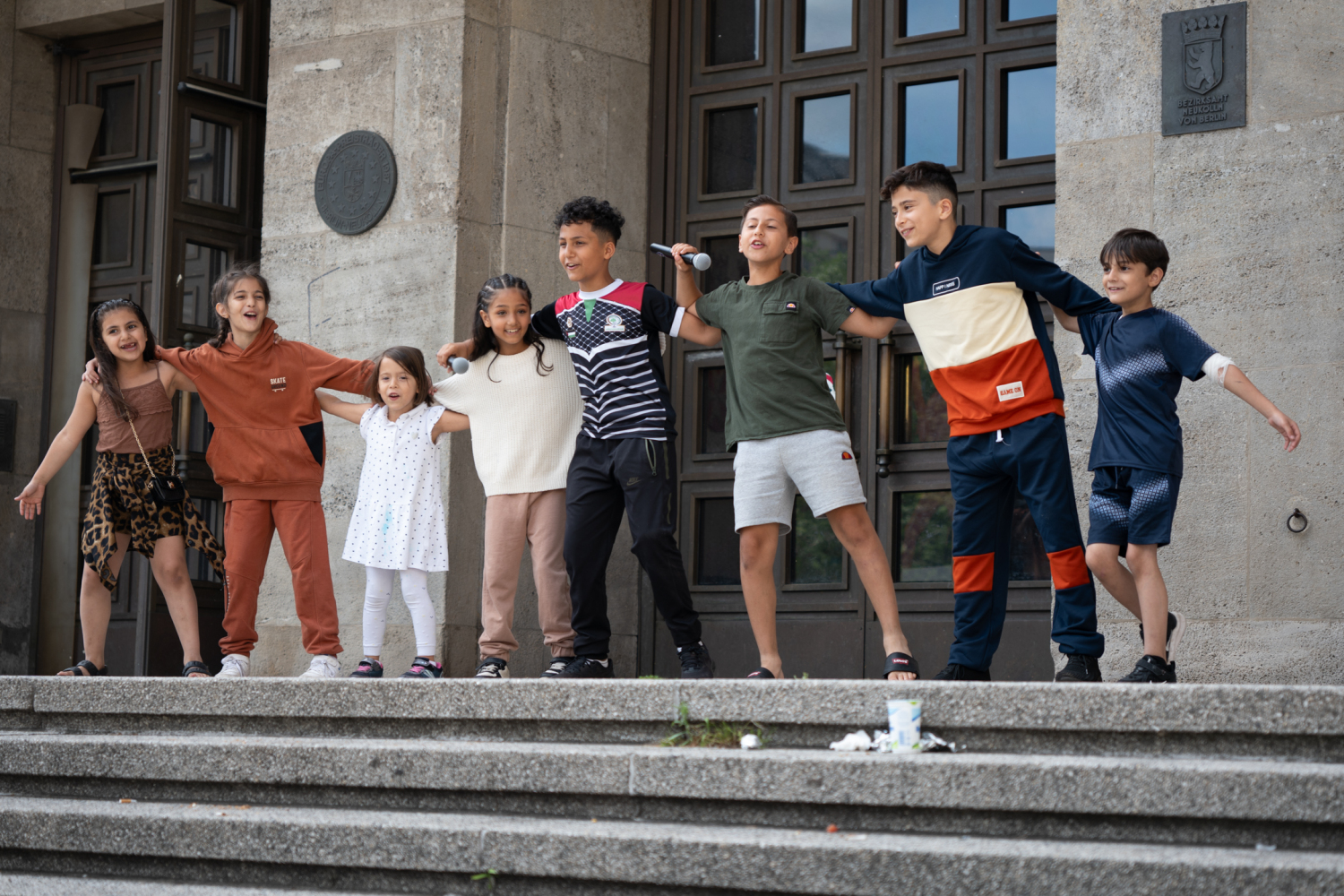 Performance bei der langen Tafel zur EU-Wahl 2024 Neukölln