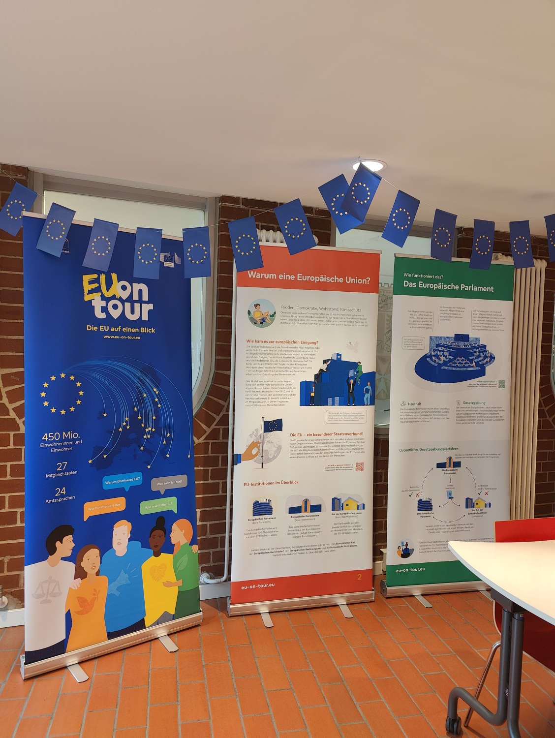 Drei Rollups mit bunt gestalteten Informatioen über die Europäische Union