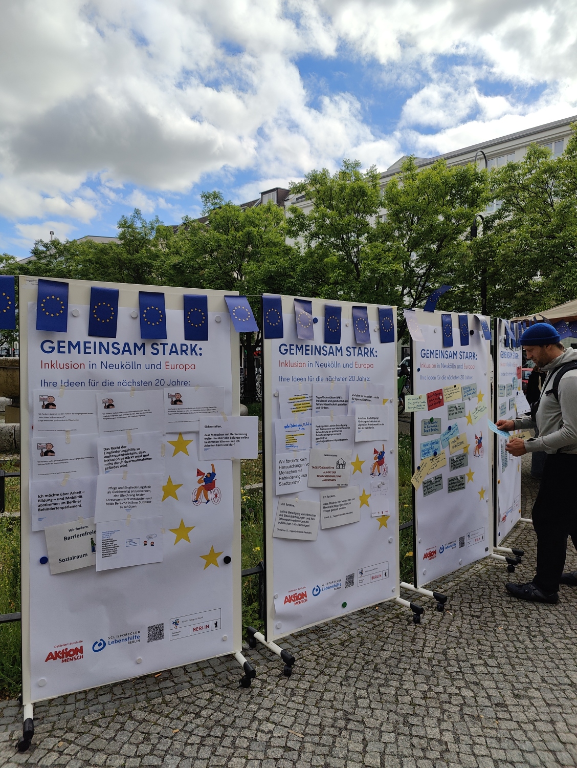Viel große Stellwände auf dem Rathausvorplatz mit vielen Zetteln, auf die Besuchende ihre Visionen geschrieben haben.