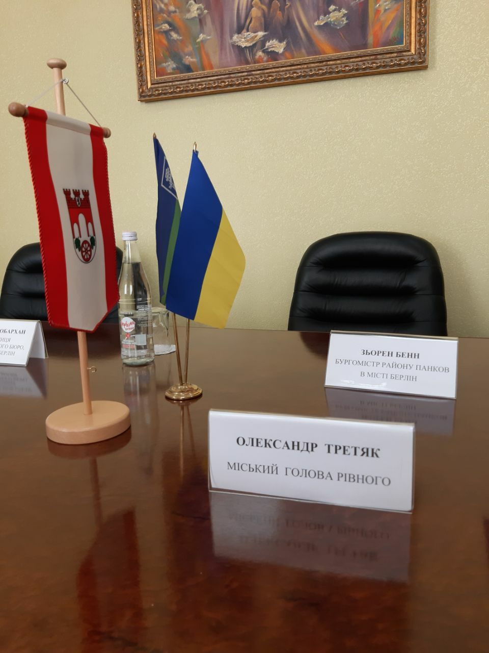 Offizielles Treffen im Rathaus: Fahnen von Pankow und Riwne sowie der Ukraine