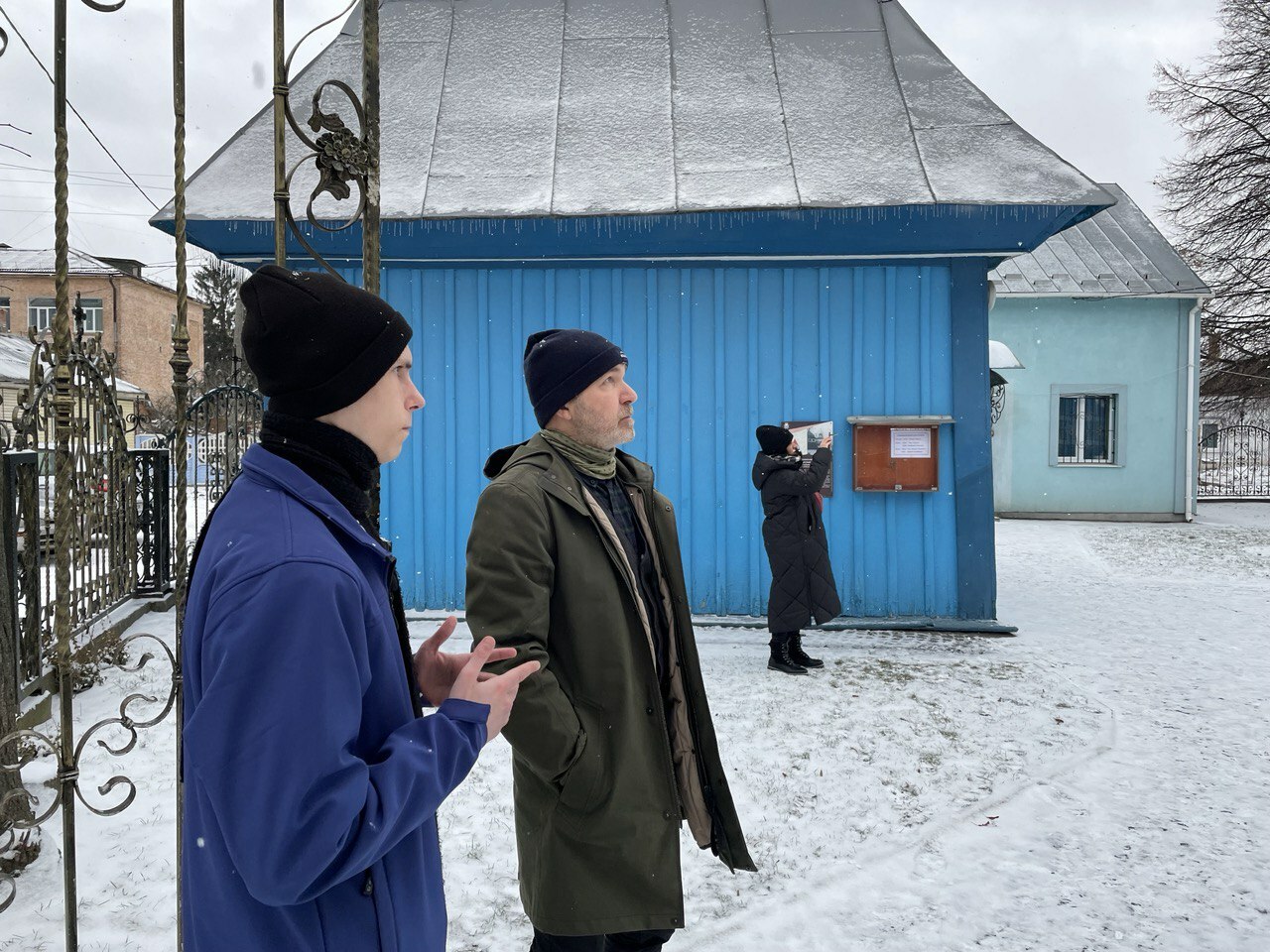 Sören Benn im Gespräch mit dem Historiker Dmytro Petryk bei der Svyato-Uspenska Kirche von 1756