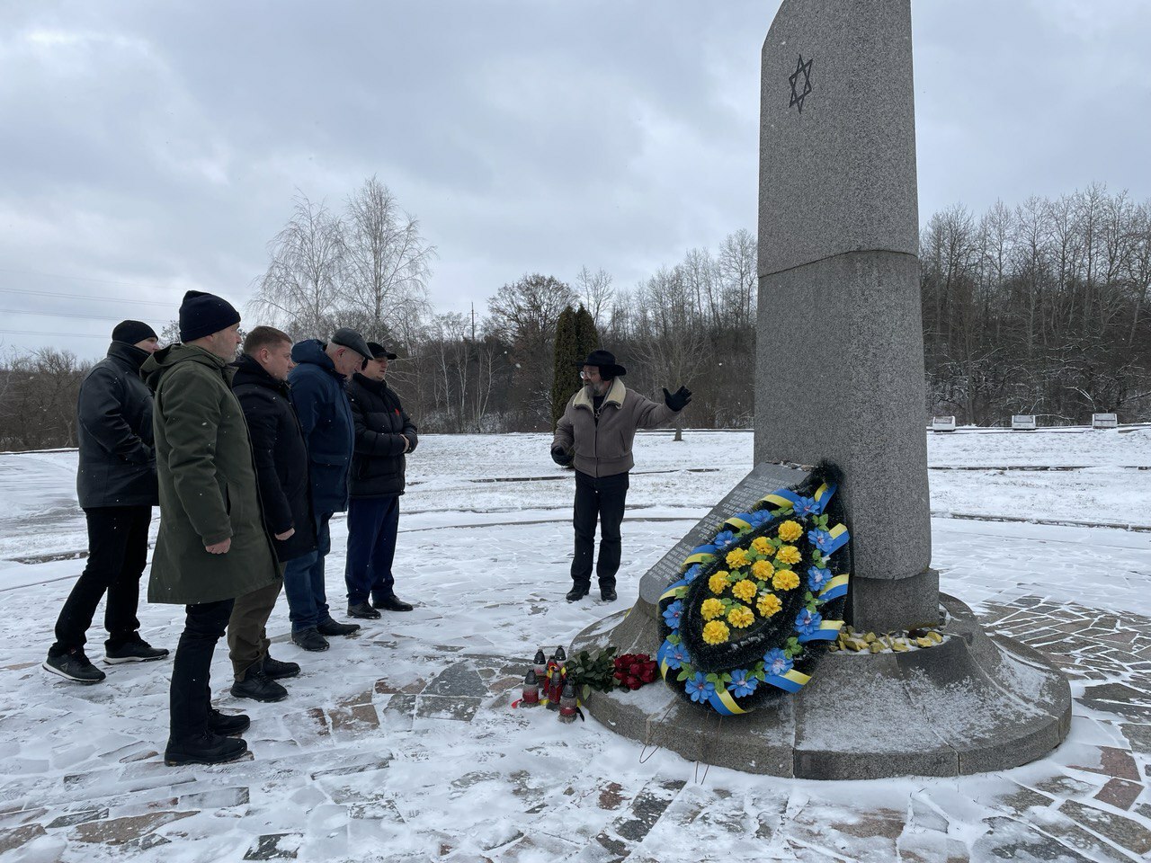 Sören Benn bei der Gedenkstätte "Sosonky" in Riwne