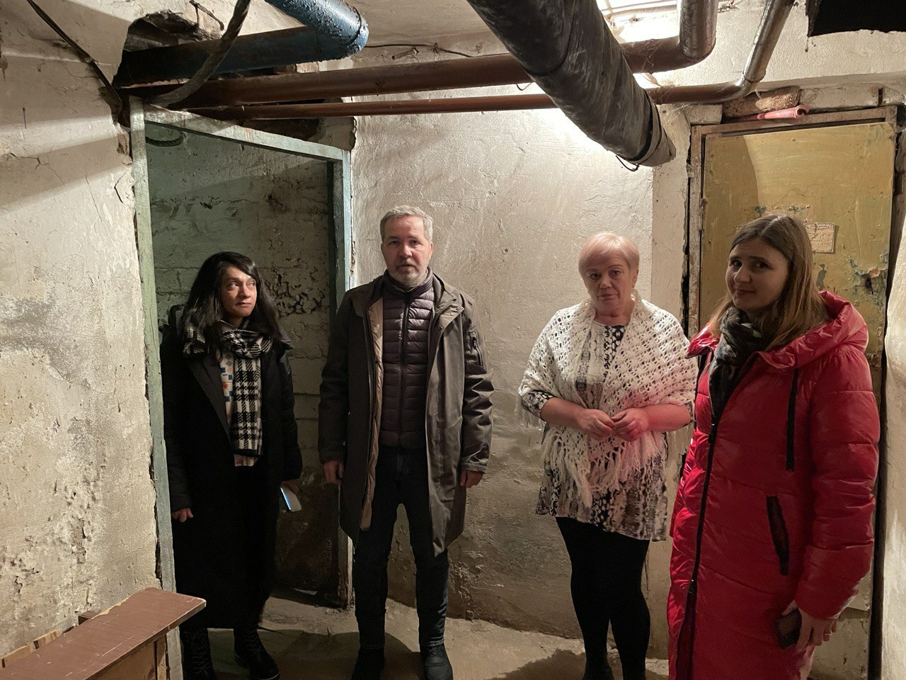 Besichtigung des Schutzbunkers im Wohnheim: Mitarbeiterin Integrationsbüro Bezirksamt Pankow, Sören Benn, Vira Babak (Leiterin der Wohnheime) und Maryna Kuzmicheva (Stellv. Bürgermeiterin Riwne) (v.l.n.r.)