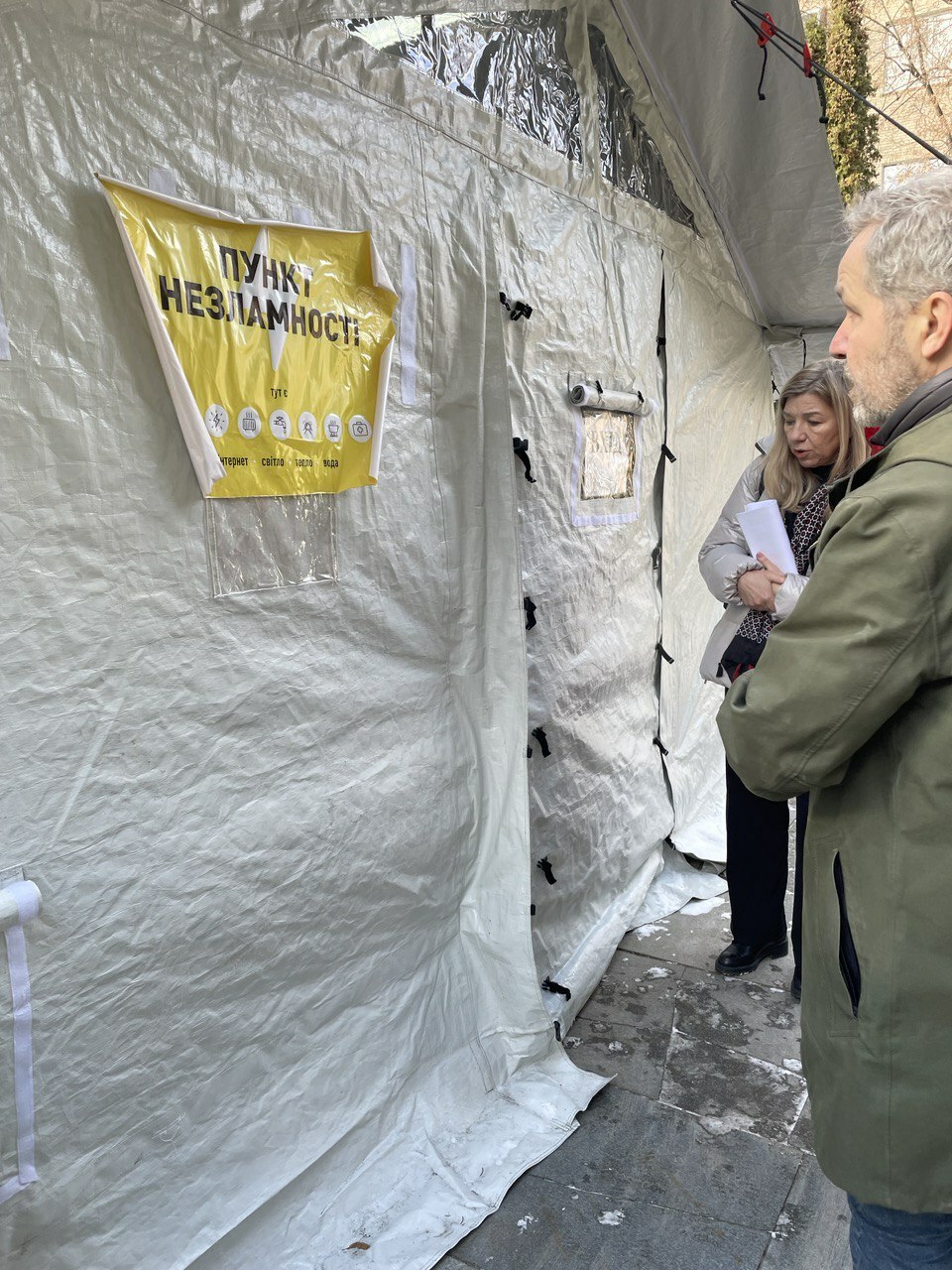 Sören Benn vor einem Zelt der Punkte der Unbesiegbarkeit