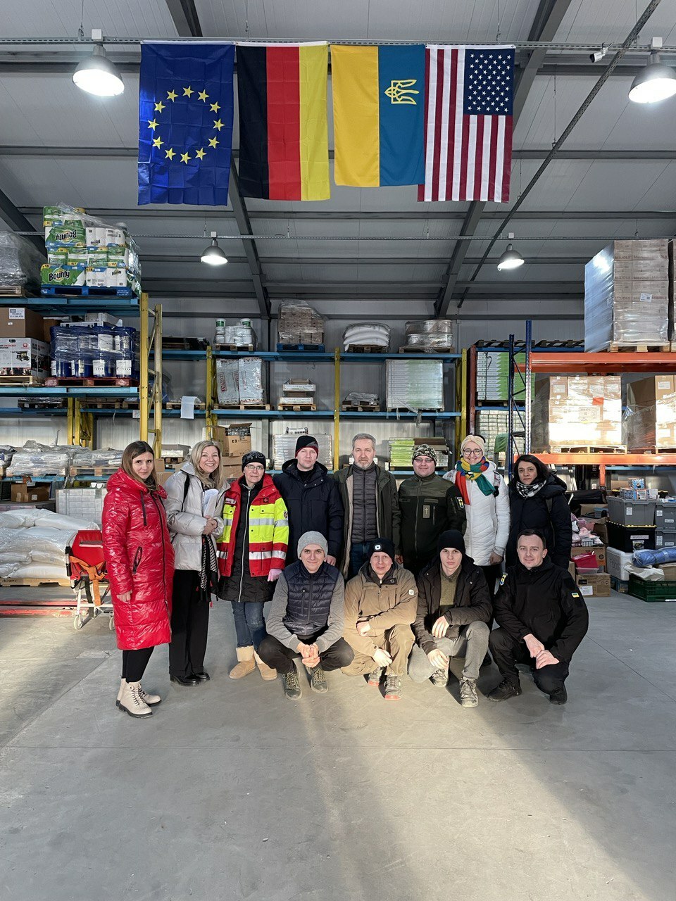 Mit dem Direktor der Wohltätigen ehrenamtlichen Stiftung Internationalny Humanityrny Hub Riwne Ivan Silkovsky und anderen Ehrenamtlichen im Lager für humanitäre Hilfe