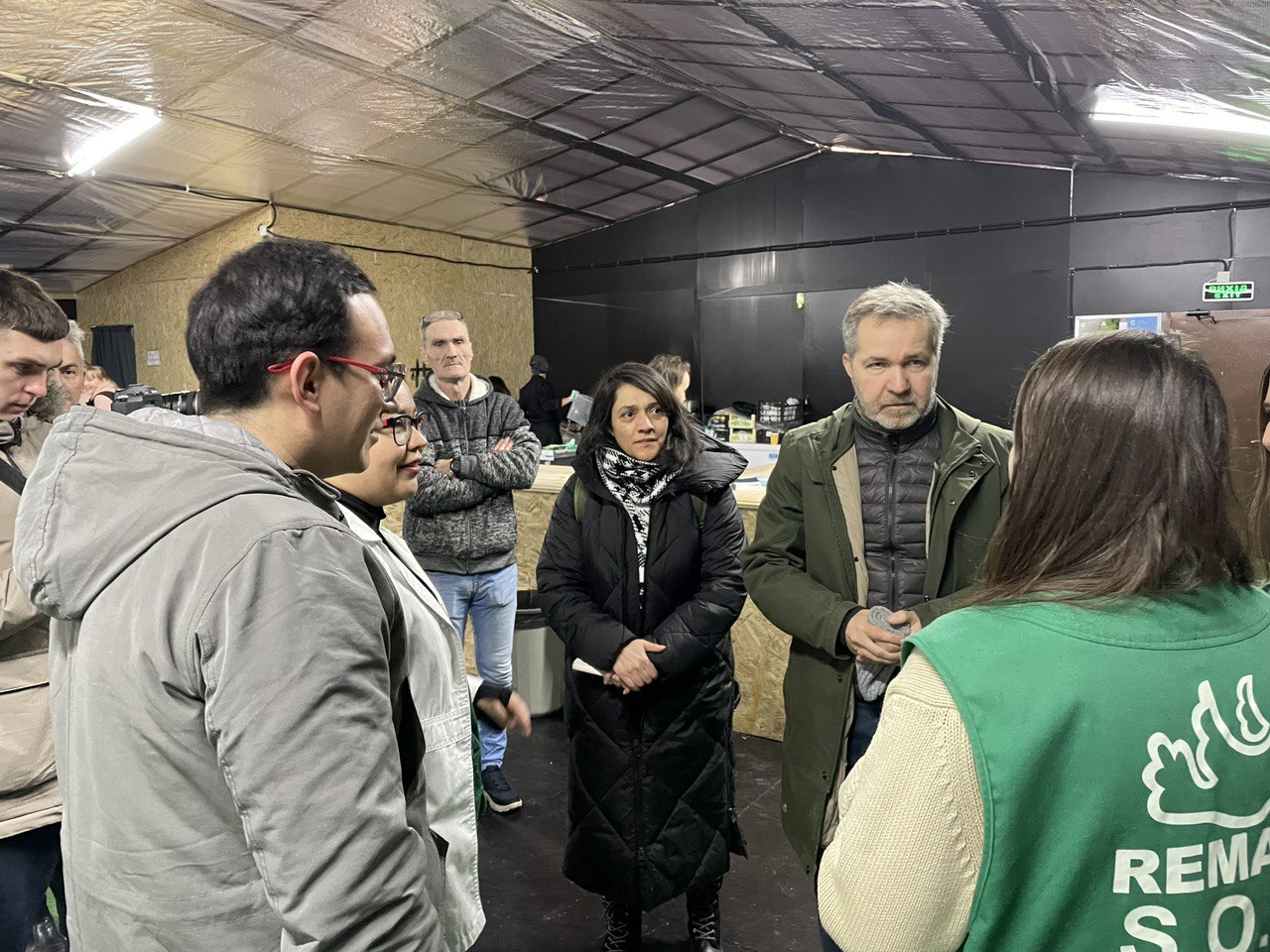 Im größten Zelt der Unbesiegbarkeit trifft Sören Benn mit Freiwilligen aus Deutschland, der Ukraine und Guatemala zusammen