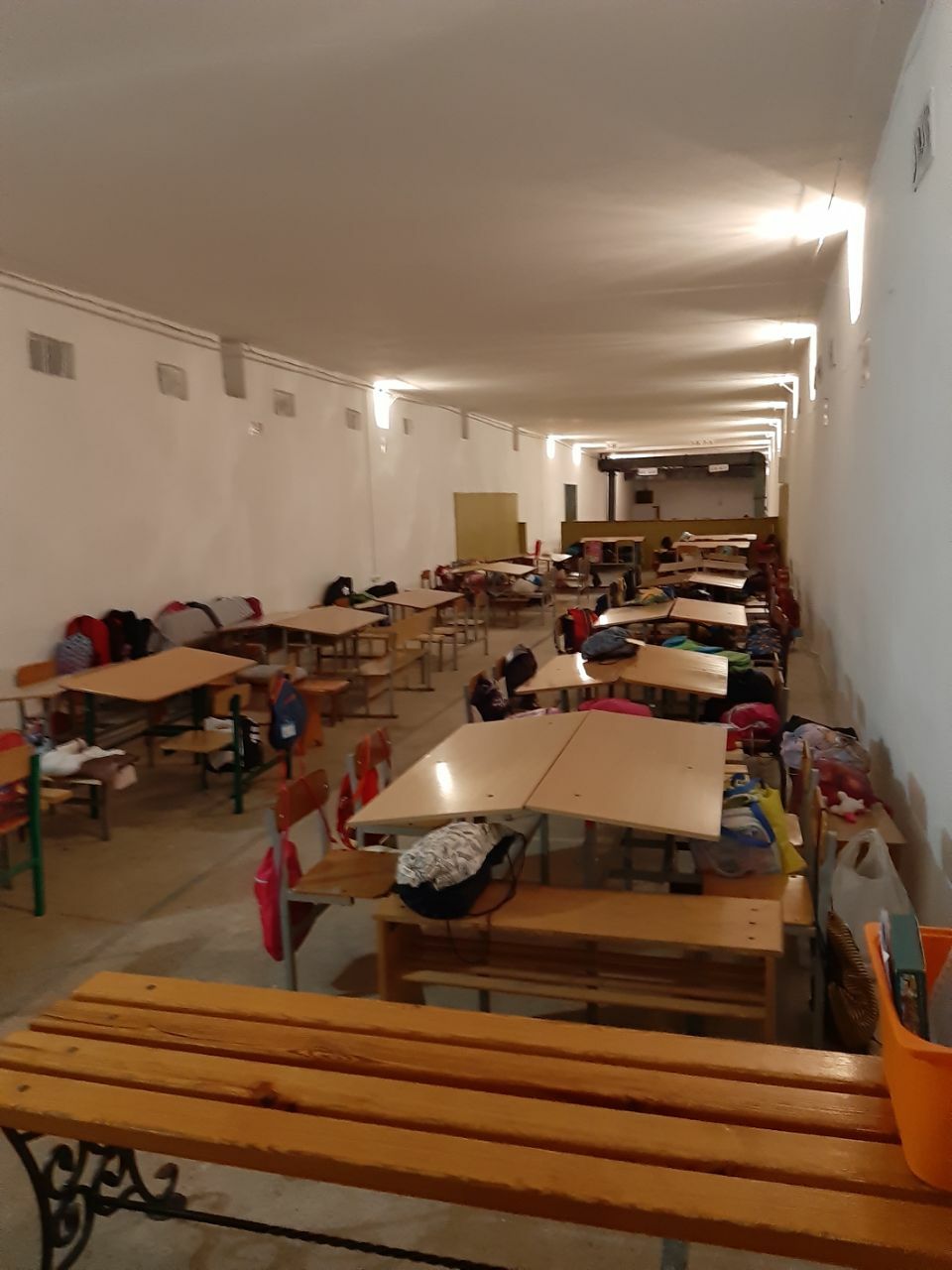 Schulunterricht im Schutzbunker: Schulbänke und Notfallpakete an jedem Platz