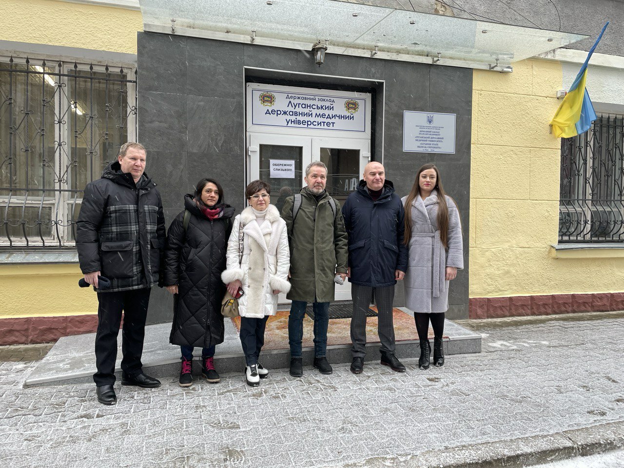 Delegation und Mitarbeitende der Universität vor dem Standort in Riwne, wo die Universität seit März 2022 untergebracht ist