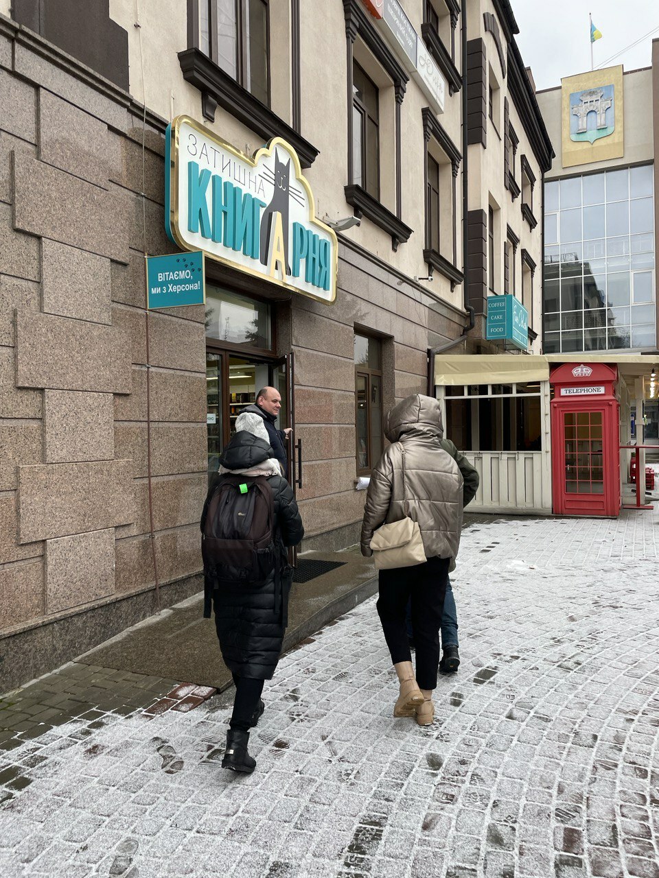 Besuch der Buchhandlung "Zatyshnya knyharnya" ( Deutsch: Gemütliche Buchhandlung), die im Herbst 2022 nach Riwne aus Kherson geflohen ist