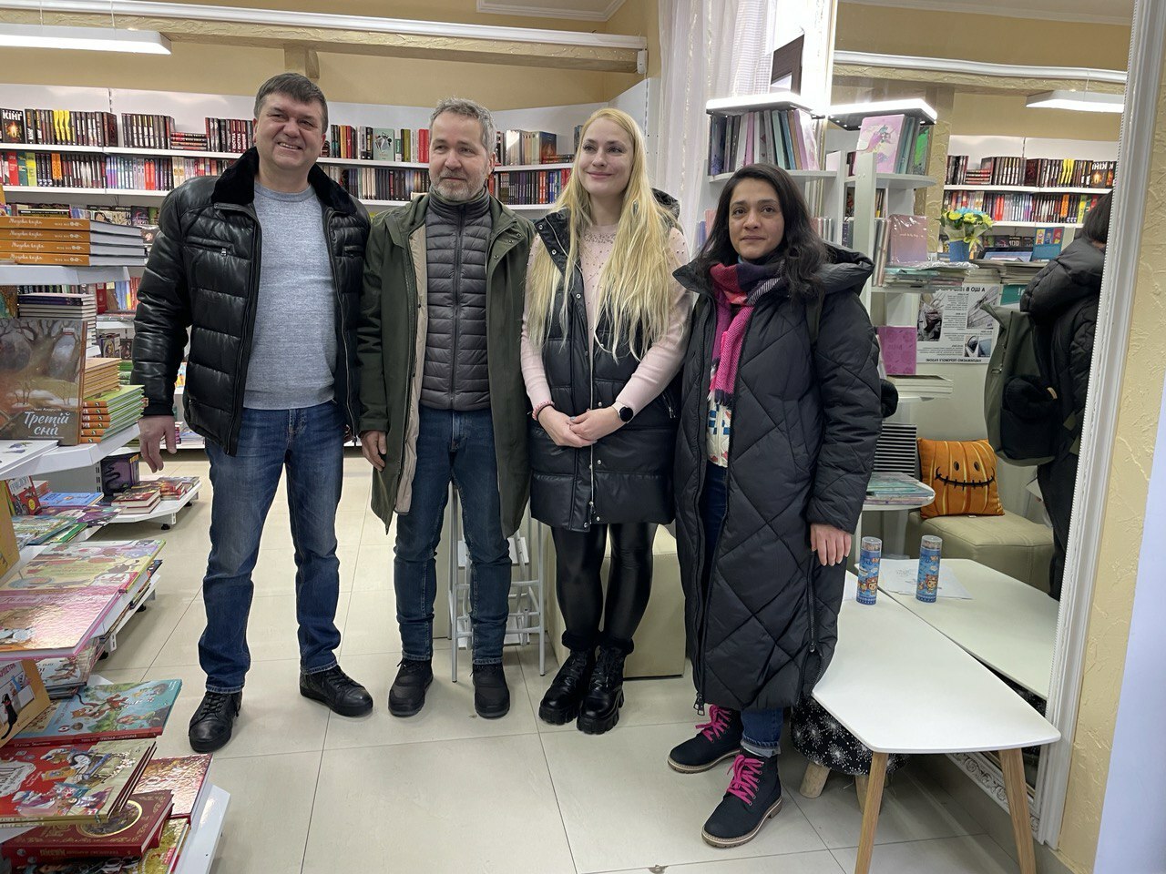 Besuch der Buchhandlung "Zatyshnya knyharnya" ( Deutsch: Gemütliche Buchhandlung)