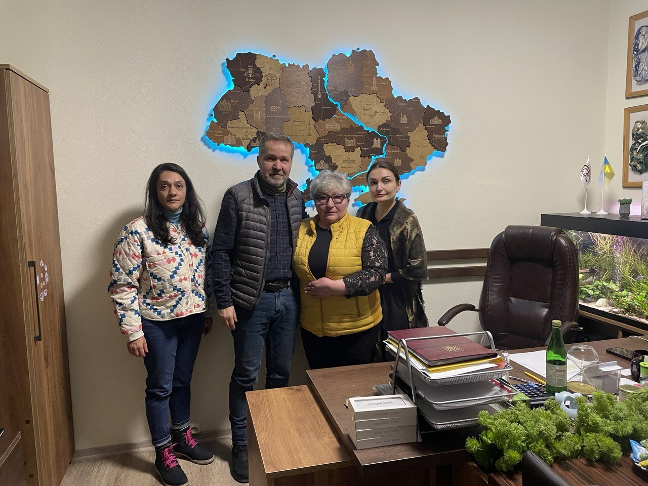 Sara Ghayour Mobarhan, Sören Benn zu Besuch bei der Lebensmittelfirma AgroPererobka Schedryk von Maria und Olha Rudomska 