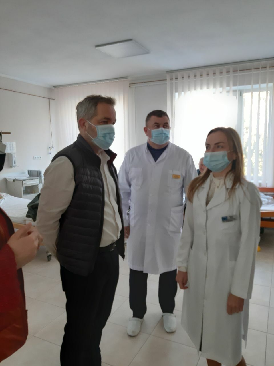 Sören Benn mit Ärzten des städtischen Krankenhauses in Riwne